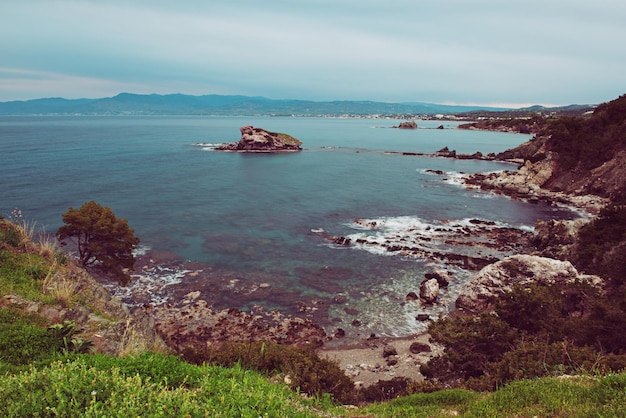 Chipre hermoso paisaje en el mar con rocas y cielo nublado fondo de primavera estacional natural Concepto de vacaciones de verano