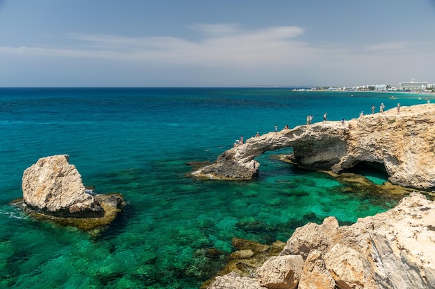 CHIPRE EL PUENTE DE LOS AMANTES Los turistas saltan desde lo alto a las aguas azules