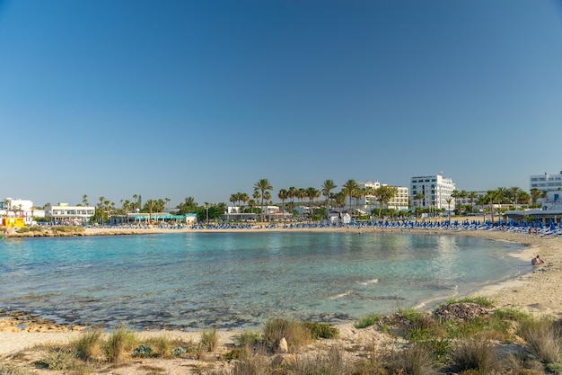 CHIPRE VATHIA GONIA BEACH Los turistas nadan en las cálidas aguas cristalinas del mar Mediterráneo