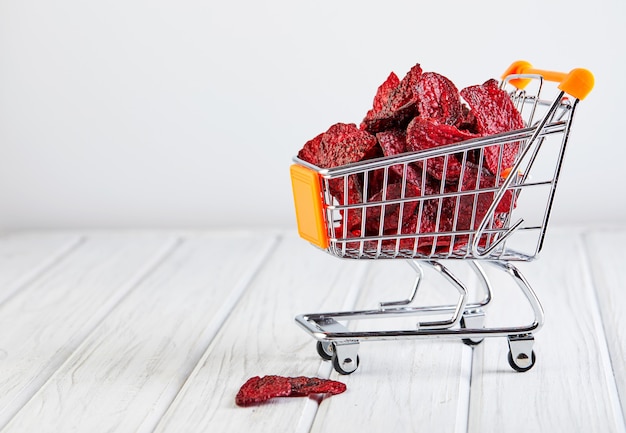 Chips de Beetrott secos en el carrito de compras