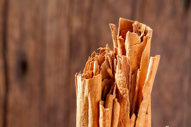 Chips de canela en vista de primer plano de madera rústica