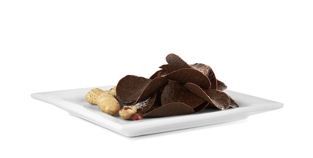 Chips de chocolate y maní sobre un fondo blanco