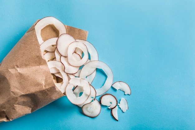 Chips de coco en una bolsa de papel Kraft en azul