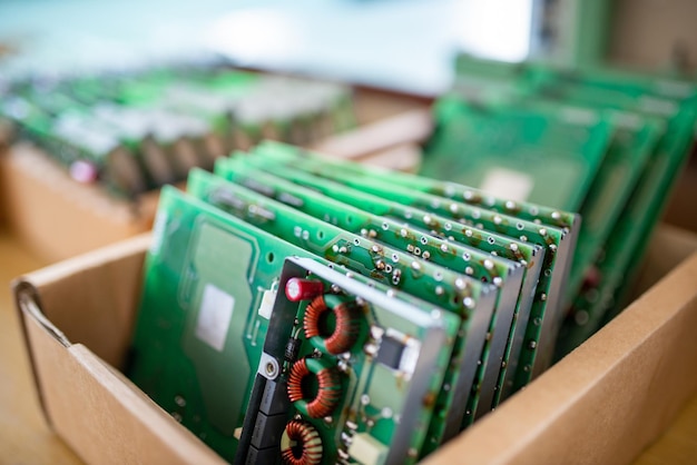 Chips de control verde de monitores TFT contemporáneos en una pequeña caja de cartón en el taller de montaje de la planta de producción de cierre extremo