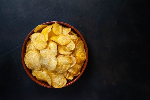 Chips crocantes em uma tigela sobre um fundo de pedra