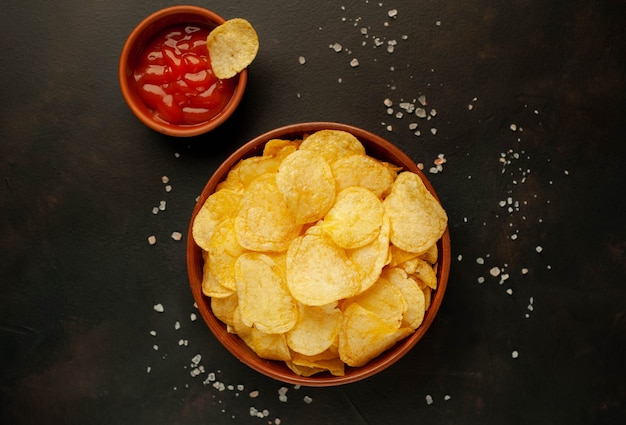 Chips crocantes em uma tigela sobre um fundo de pedra