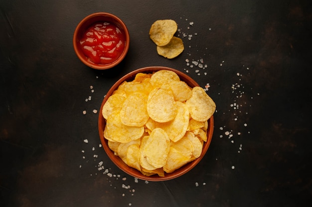 Chips crocantes em uma tigela sobre um fundo de pedra