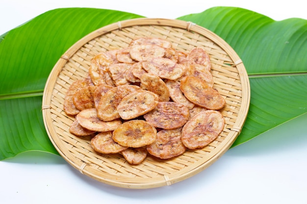 Chips de banana em prato de bambu