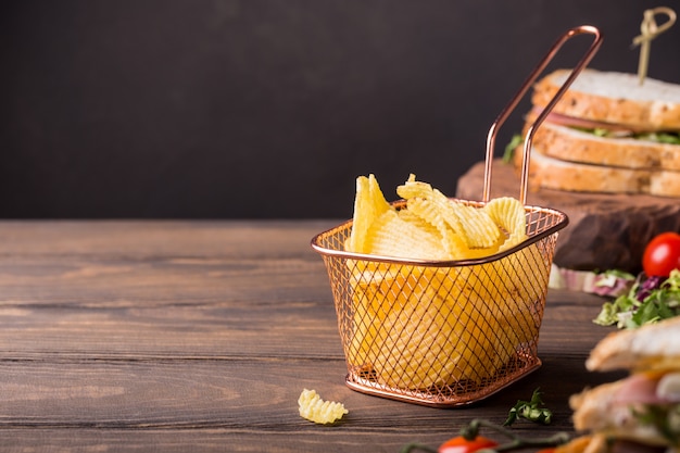 Chips de batata crocante na cesta de cobre