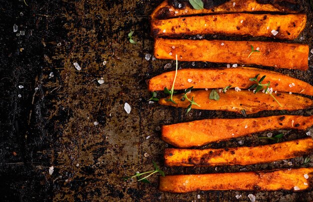 Chips de batata-doce caseiros com ervas e sal assados em chips de batata Owen