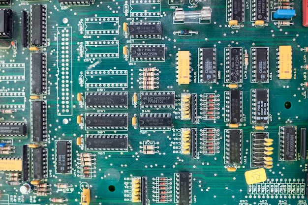 Chips de computador antigos que estão com defeito. Não funciona microlojas com transistores, condutores de chips