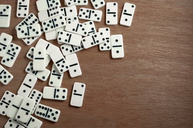 Chips de dominó com fundo de madeira