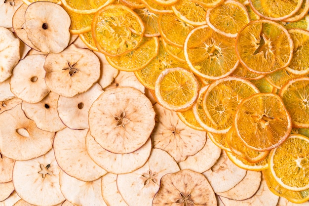 Foto chips de frutas secas de maçã e laranja