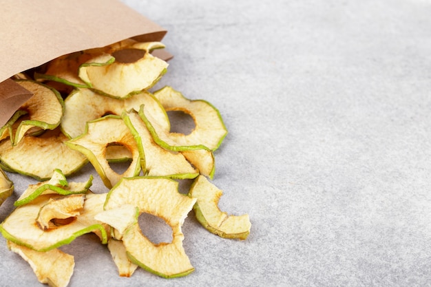 chips de maçã verde em saco de papel