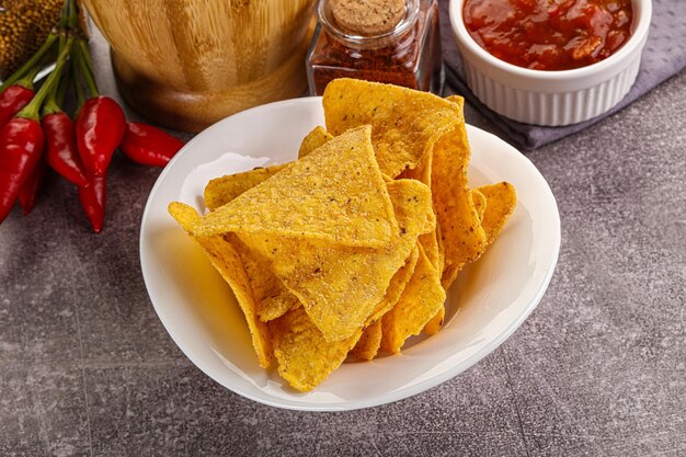 Chips de nachos de milho mexicano com molho de salsa