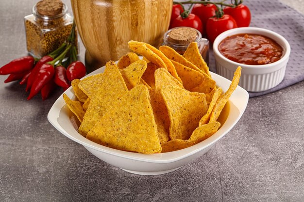 Chips de nachos de milho mexicano com molho de salsa