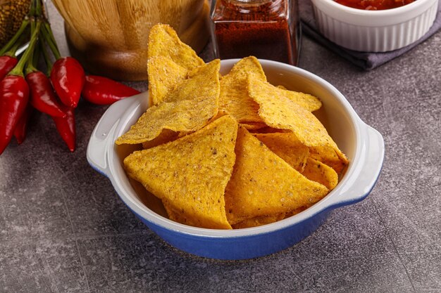 Chips de nachos de milho mexicano com molho de salsa