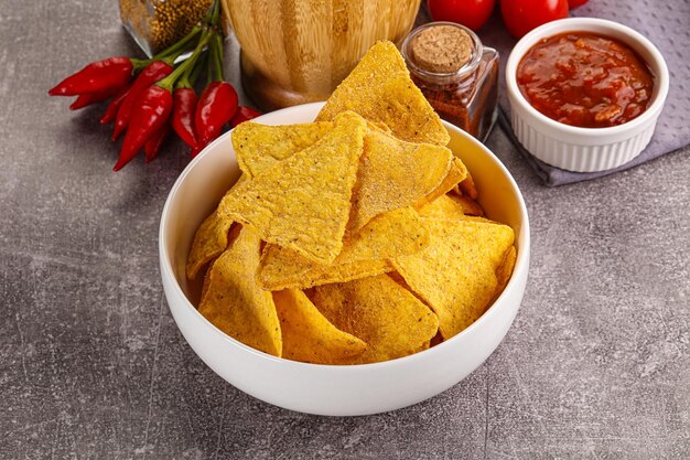 Foto chips de nachos de milho mexicano com salsa