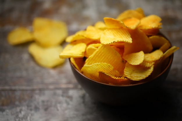 Chips de queijo amarelo.