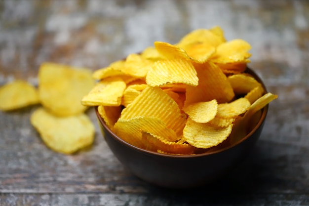 Chips de queijo em uma tigela.