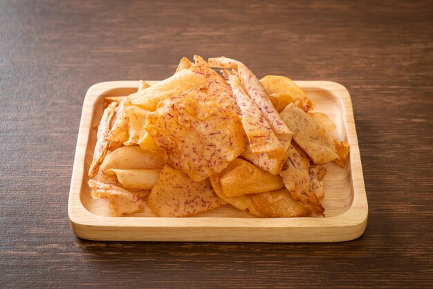 Chips de Taro Crocantes - taro fatiado frito ou assado