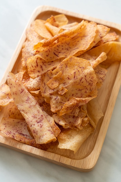 Foto chips de taro crocantes - taro fatiado frito ou assado