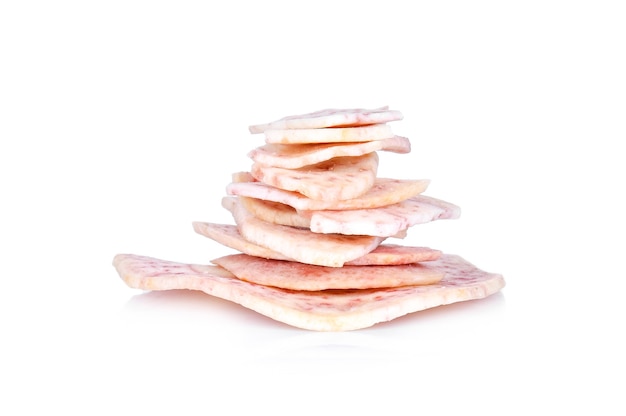 Foto chips de taro isolados em fundo branco