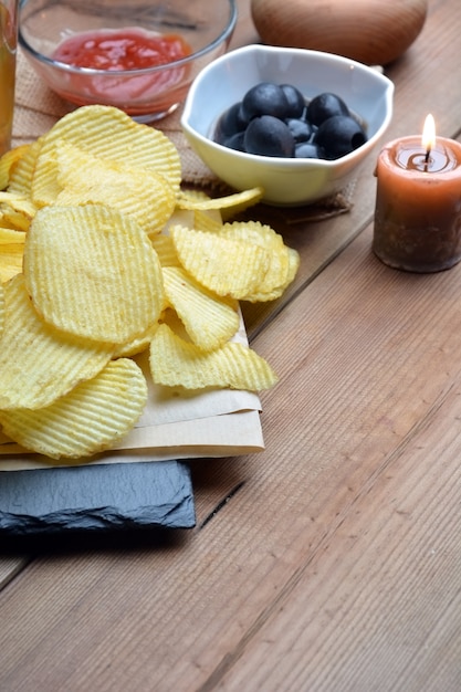 Chips e cerveja acompanhada de azeitonas