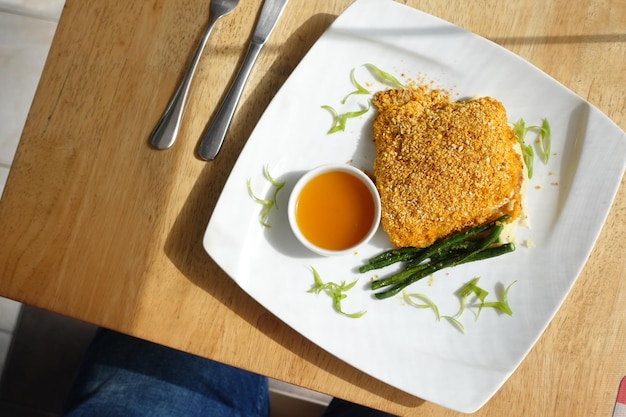 Chips de filete de pescado y puré de patatas en la mesa