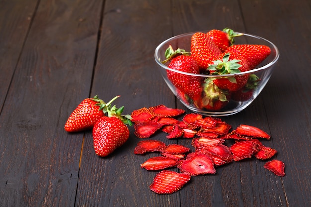 Chips de fresa y fresas frescas