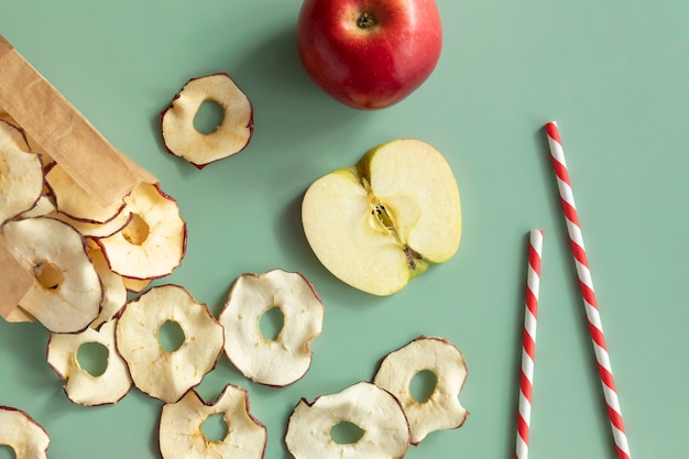 Chips de frutas secas envasadas en papel.