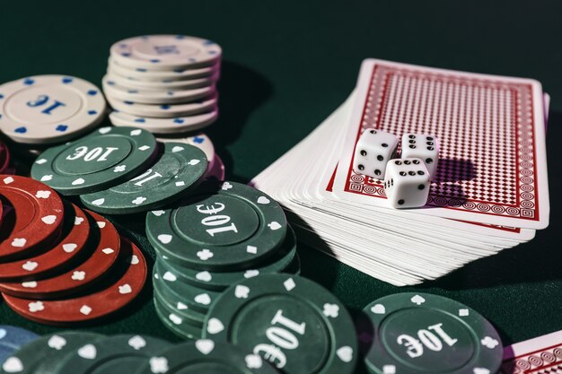 Chips, Karten und Würfel auf dem Tisch im Casino