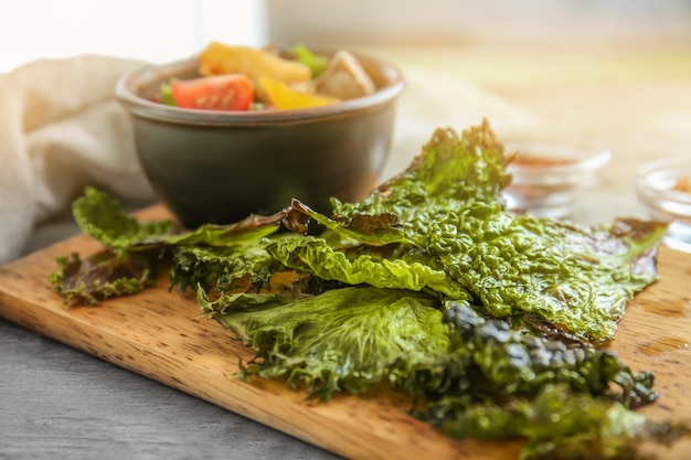 Chips de lechuga en tablero de madera