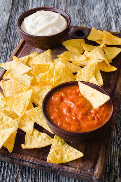 Chips de maíz nachos con salsas picantes de tomate y queso.