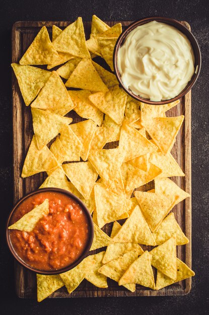 Chips de maíz nachos con salsas picantes de tomate y queso.