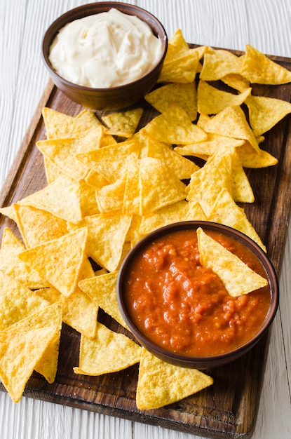 Chips de maíz Nachos con salsas picantes de tomate y queso.