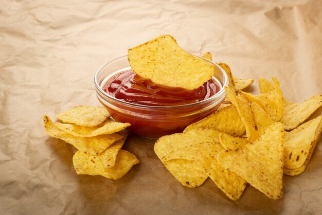 Chips de maíz con salsa