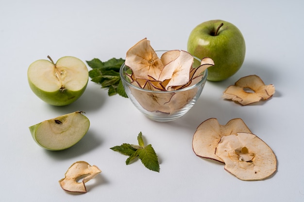 Chips de manzana seca y manzanas frescas.