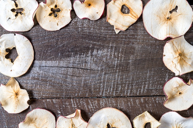 Chips de manzana seca sobre madera marrón