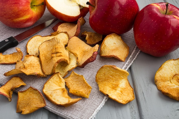 Foto chips de manzana en la servilleta gris sobre fondo de madera