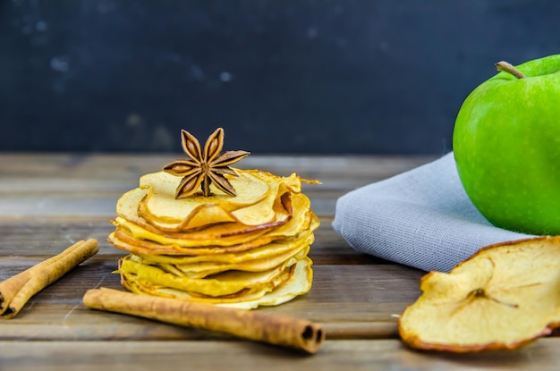 Chips de manzana vegetariana con canela y badyan sobre un fondo marrón