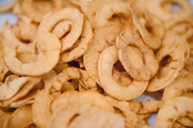 Chips de manzanas deshidratadas al horno en un tazón