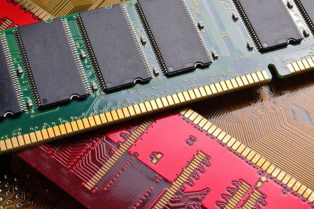 Foto los chips de memoria de la computadora se encuentran en la placa base