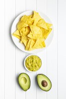 Foto chips de nacho de maíz y dip de aguacate chips de tortilla amarilla y guacamole