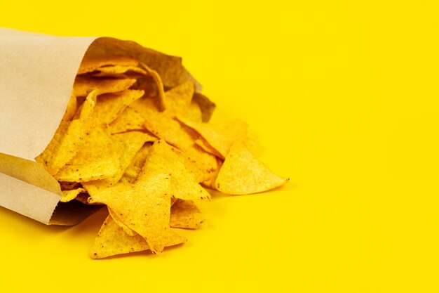 Chips de nachos crujientes en una bolsa de papel para mayor comodidad.