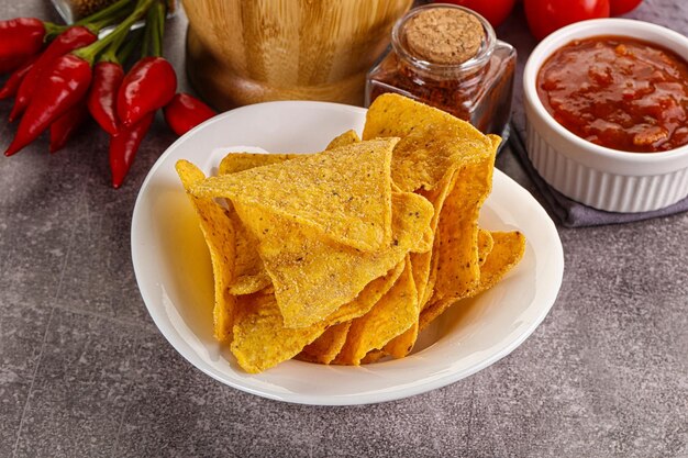 Chips de nachos de maíz mexicanos con salsa