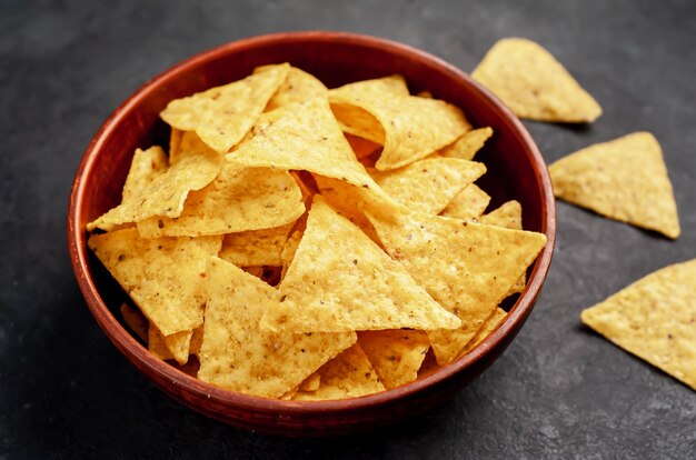 Chips de nachos mexicanos en una mesa de piedra