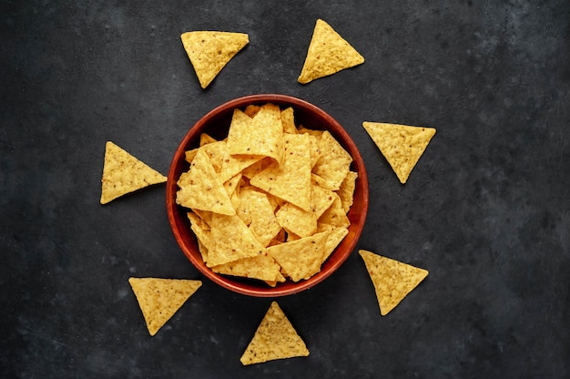 Foto chips de nachos mexicanos en una mesa de piedra