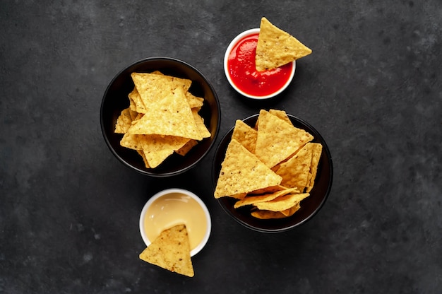 Chips de nachos mexicanos en una mesa de piedra