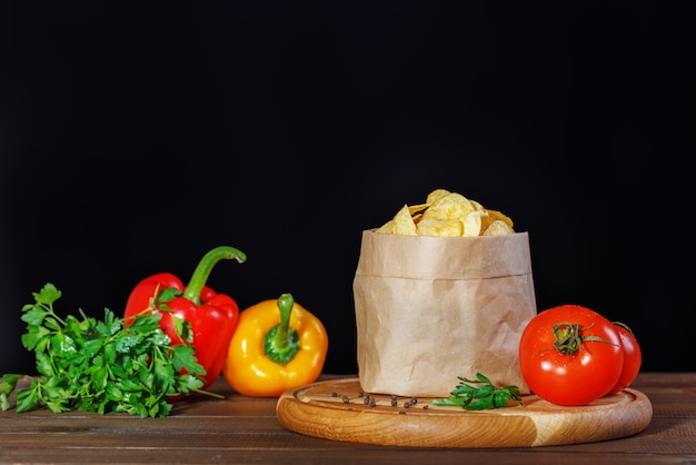 Chips nachos no pacote. Pimentas e tomates.